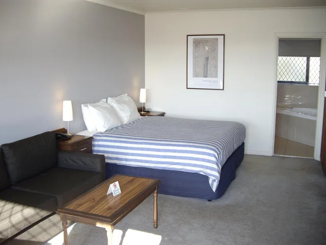 غرفة بسرير كينج وسرير كوين بجاكوزي، Best Western the Tudor Box Hill 1/8