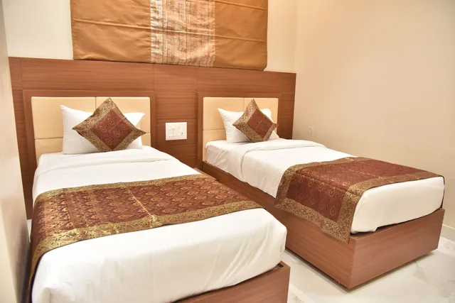 غرفة ديلوكس بسرير مزدوج، Hotel R K Grand 5/8