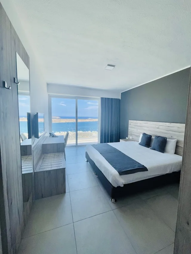 غرفة بسريرين منفصلين بإطلالة على البحر بشرفة، Hotel VIU57 2/2