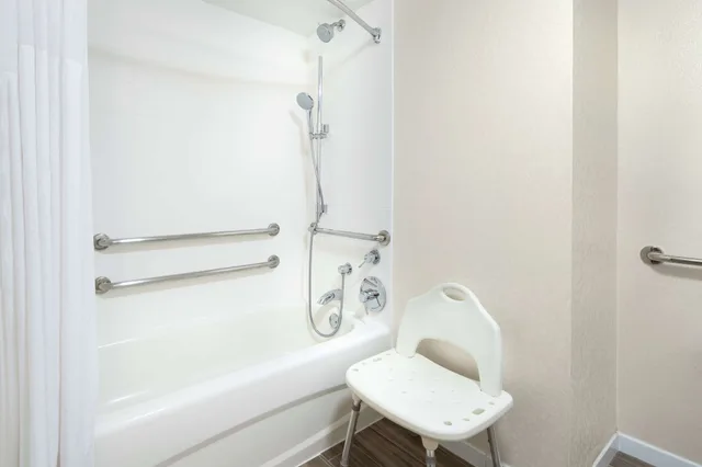 جناح بسرير كينج بحوض استحمام لذوي الإعاقة، Hampton Inn & Suites Anaheim - Garden Grove 3/4