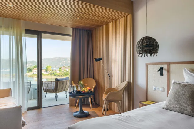 غرفة ديلوكس بسرير كينج بإطلالة على البحر بشرفة، Golden Tulip Porto Vecchio 7/9