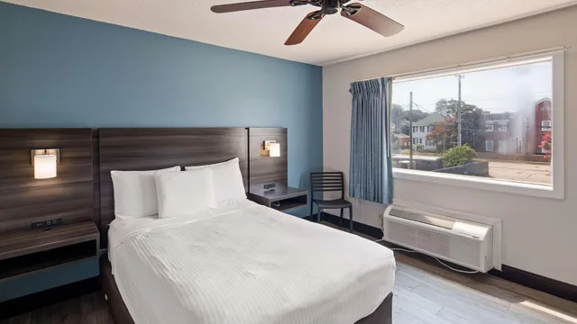 غرفة صغيرة بسرير مزدوج، SureStay Hotel by Best Western Virginia Beach Royal Clipper 2/10