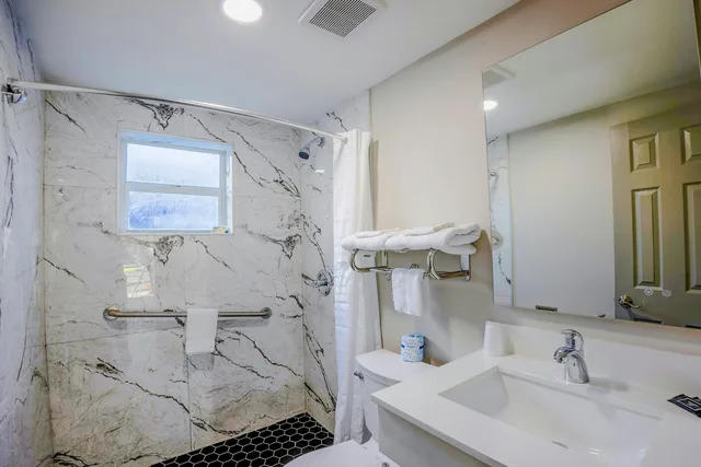 2 Full Beds Non-Smoking، Sunrise Inn by OYO Titusville FL 7/8