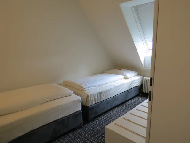 غرفة عائلية بسرير كينج وسريرين منفصلين بغرفتي نوم، Comfor Hotel 1/2