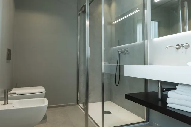 غرفة ديلوكس ثلاثية بسرير كوين وسرير فردي بإطلالة جزئية على البحر، Hotel Commodore 2/4