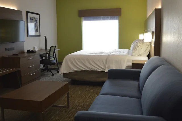 غرفة بسرير كينج لذوي الإعاقة، Holiday Inn Express Hotel Suites Franklin 1/3