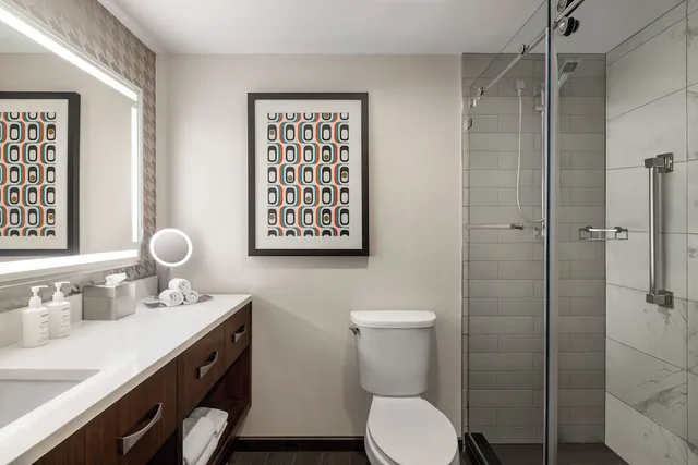 غرفة بسرير كينج بشرفة، The American Hotel Atlanta Downtown, Tapestry by Hilton 3/7