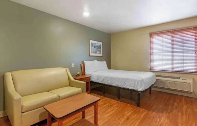 جناح بسرير كينج مع أريكة بمطبخ، Studio 6 Extended Stay Fishkill Westage Center NY 9/10