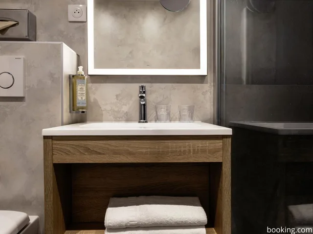 جناح جونيور بسرير كوين مع أريكة، Daumesnil Vincennes Hotel 8/8