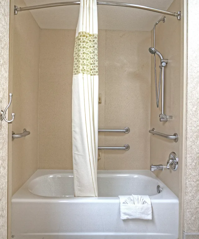 غرفة بسرير كينج لذوي الإعاقة، Hampton Inn Fremont 5/5
