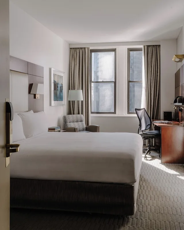 Standard, Queen Bed, Club Quarters, Wacker at Michigan 5/10
