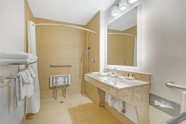 غرفة بسرير كينج مع أريكة، Best Western Plus McDonough Inn & Suites 6/8