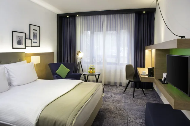 Standard, Queen Bed, Bath and Shower، Holiday Inn Stuttgart 1/3