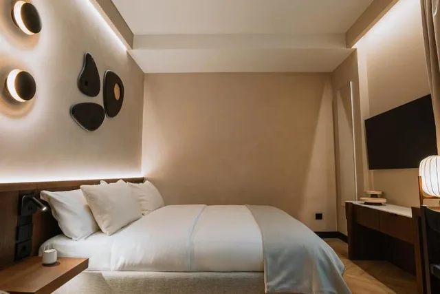 Superior, Queen Bed, Trianon 8/10