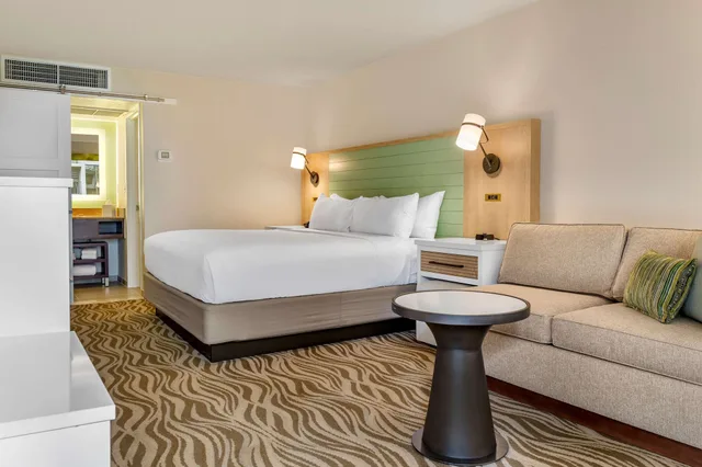 Room, King Bed, Exterior Entrance، Wyndham Garden Lake Buena Vista Disney Springs Resort 2/4