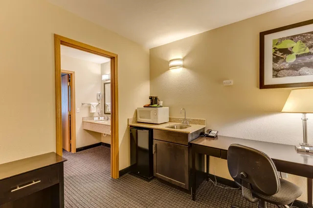 جناح عائلي بسرير كوين وسرير فردي وسرير بطابقين، Best Western Lakewinds 13/14