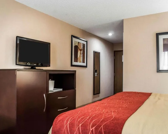 غرفة بسرير كينج مع أريكة، Quality Inn Dunkirk NY 2/3