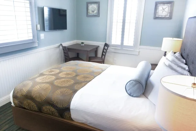 Blue, Family, 2 Queen Beds، Ocean Echo Inn And Beach Cottages 1/4