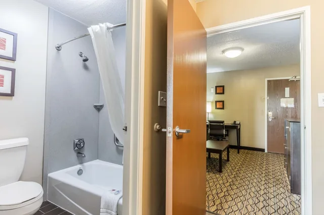 جناح بسرير كينج مع أريكة، Comfort Inn and Suites Crystal Inn Sportsplex 5/7