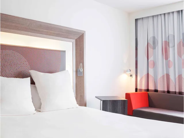 Superior, Double Bed, Sofa, Novotel Paris 17 7/10