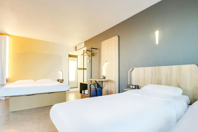 Room, Quadruple, Double and Twin Beds, B&B Hotel Reims Bezannes 2/3