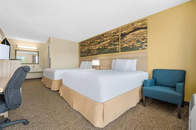 غرفة بسريرين كوين، Days Inn by Wyndham Fort Wayne 2/6