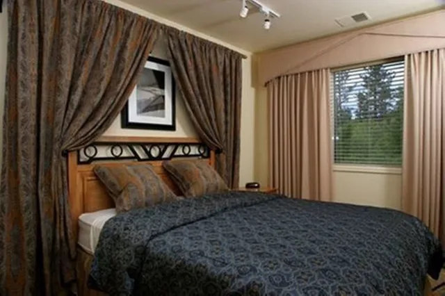 جناح بسرير كوين بغرفة نوم واحدة مع أريكة، Getaways At the Lodge At Kingsbury Crossing 2/2