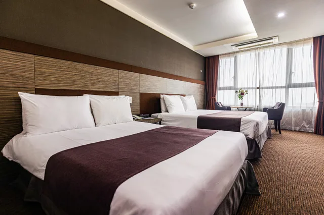 غرفة ديلوكس بسرير كينج، Eastern Hotel Jeju 1/1