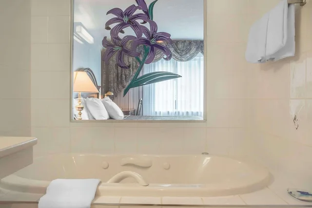 غرفة بسرير كينج بجاكوزي، Rodeway Inn Fallsview Niagara Falls 4/5