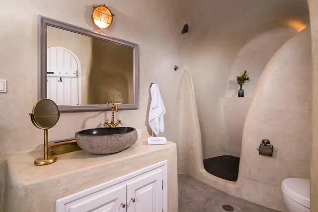Cave, Honeymoon, Suite, Caldera View, Hot Tub، Pezoules of Oia 1/2