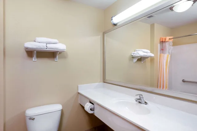 غرفة بسرير كينج لذوي الإعاقة، La Quinta Inn & Suites by Wyndham Olathe 6/6