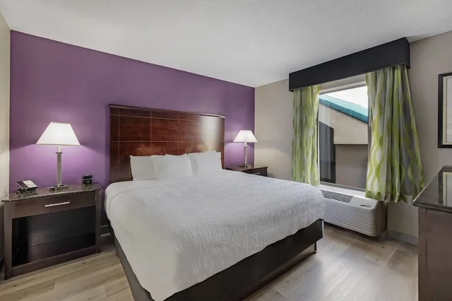 غرفة ديلوكس بسرير كينج، La Quinta Inn & Suites by Wyndham Louisville East 3/9