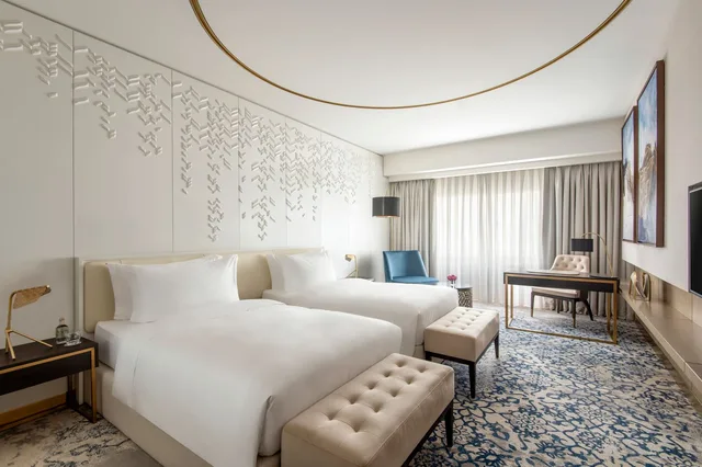 غرفة ديلوكس بسرير كينج وسريرين منفصلين، Steigenberger Hotel Doha 1/4