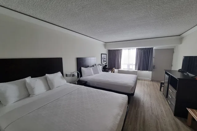 Room, 2 Queen Beds, Travelodge by Wyndham Trois-Rivieres 2/7