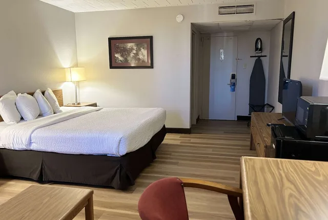غرفة بسرير كينج لذوي الإعاقة، Days Inn by Wyndham Williamsport 1/3