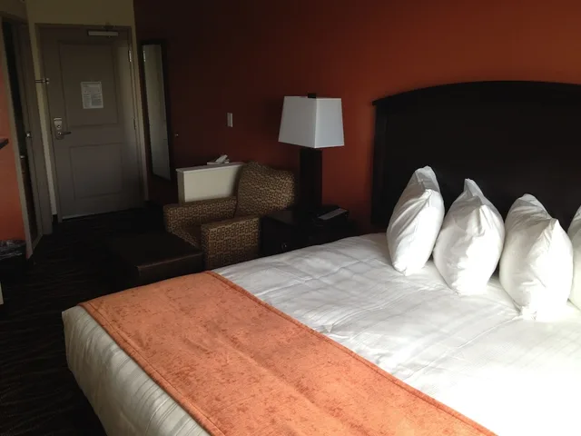 جناح استوديو بسرير كينج لذوي الإعاقة، AmericInn by Wyndham Waupun 3/7