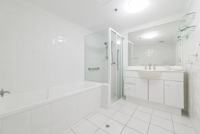 شقة سوبيريور بأربعة أسرّة وسرير كينج بإطلالة على البحر بـ3 غرف نوم، The Meriton On Main Beach 2/2