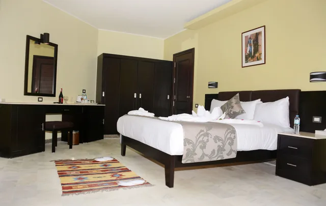 غرفة عائلية بسرير كينج وسرير فردي بإطلالة جزئية على البحر، Casa Mare Resort 3/10