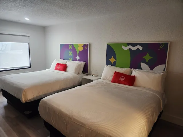 جناح جونيور بسرير كينج وسريرين كوين بإطلالة على الفناء، Baymont by Wyndham Jacksonville Airport 1/4