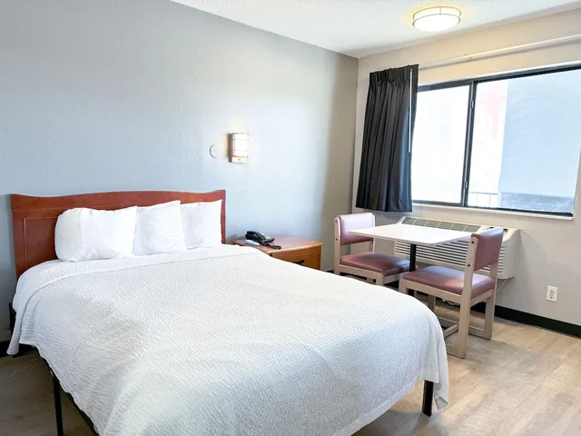 غرفة قياسية بسرير كوين، Super 7 Motel 1/3