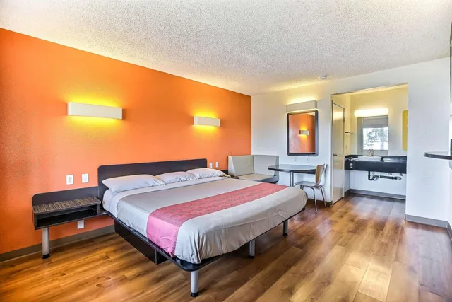 Deluxe, Motel6 Oakland, CA - Embarcadero 3/10