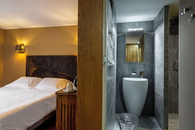 غرفة كومفورت بسرير كوين، AUBERGE DE LA TOUR 2/3