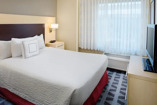 جناح بسرير كوين بغرفة نوم واحدة مع أريكة، TownePlace Suites by Marriott Fayetteville North/Springdale 1/2