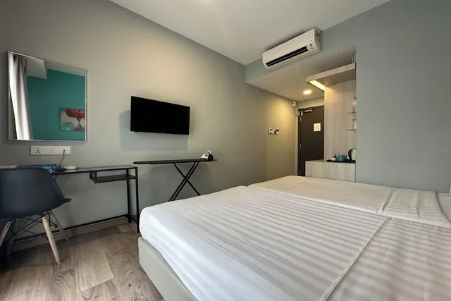 غرفة ديلوكس بسريرين منفصلين بشرفة، OYO Townhouse, Selayang formerly RHR Hotel 4/6
