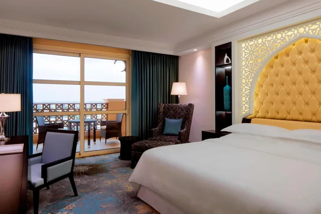 غرفة ديلوكس بسرير كينج بإطلالة على المدينة بشرفة، Sheraton Sharjah Beach Resort Spa 2/6