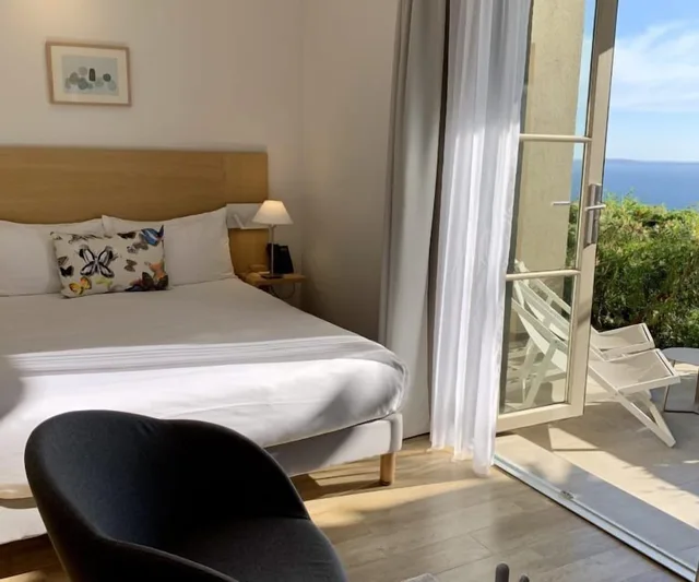 غرفة قياسية بسرير كوين بإطلالة جزئية على البحر في الطابق الأرضي، La Villa Douce 4/9