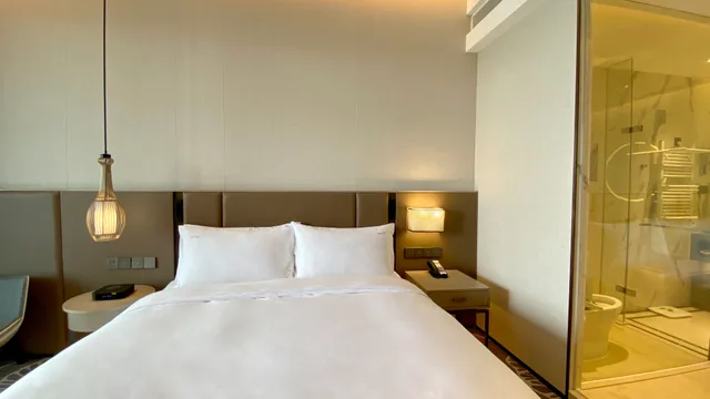 جناح بسرير كينج بإطلالة على البحيرة، Holiday Inn Resort Maoshan Hot-Spring 4/10