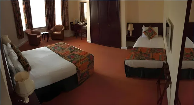 غرفة بسرير مزدوج وسرير فردي، Arundel House Hotel 1/1