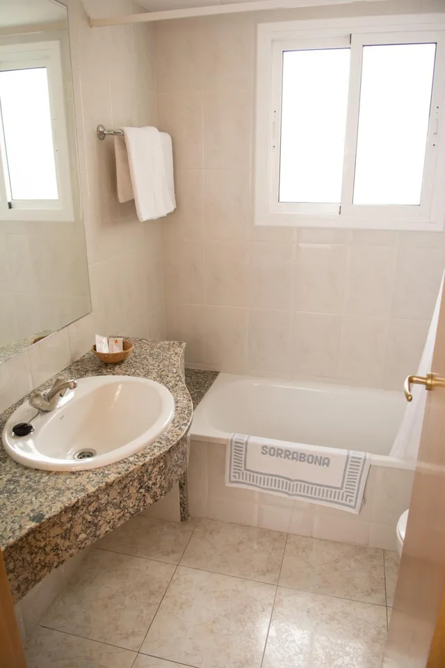 Room, Double Bed, Lateral Side Sea View، Sorrabona Hotel 8/8
