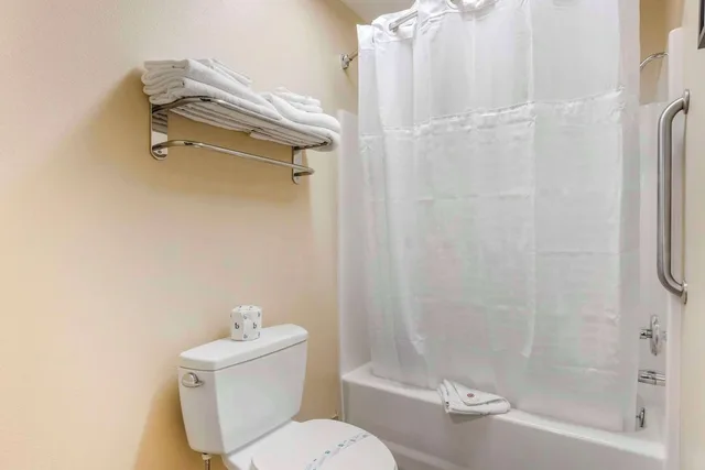 جناح بسرير كينج مع أريكة، Comfort Inn & Suites Redwood Country 4/4